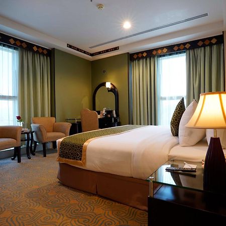 Awaliv International Hotel Ta'if Phòng bức ảnh A bedroom at the hotel