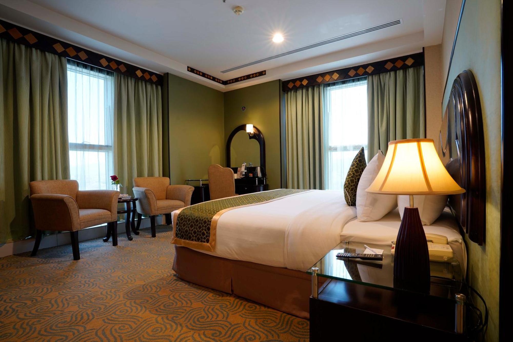 Awaliv International Hotel Ta'if Phòng bức ảnh A bedroom at the hotel