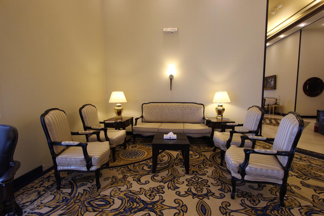 Awaliv International Hotel Ta'if Ngoại thất bức ảnh A living room in the hotel