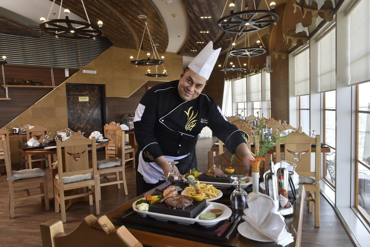 Awaliv International Hotel Ta'if Ngoại thất bức ảnh A chef at work